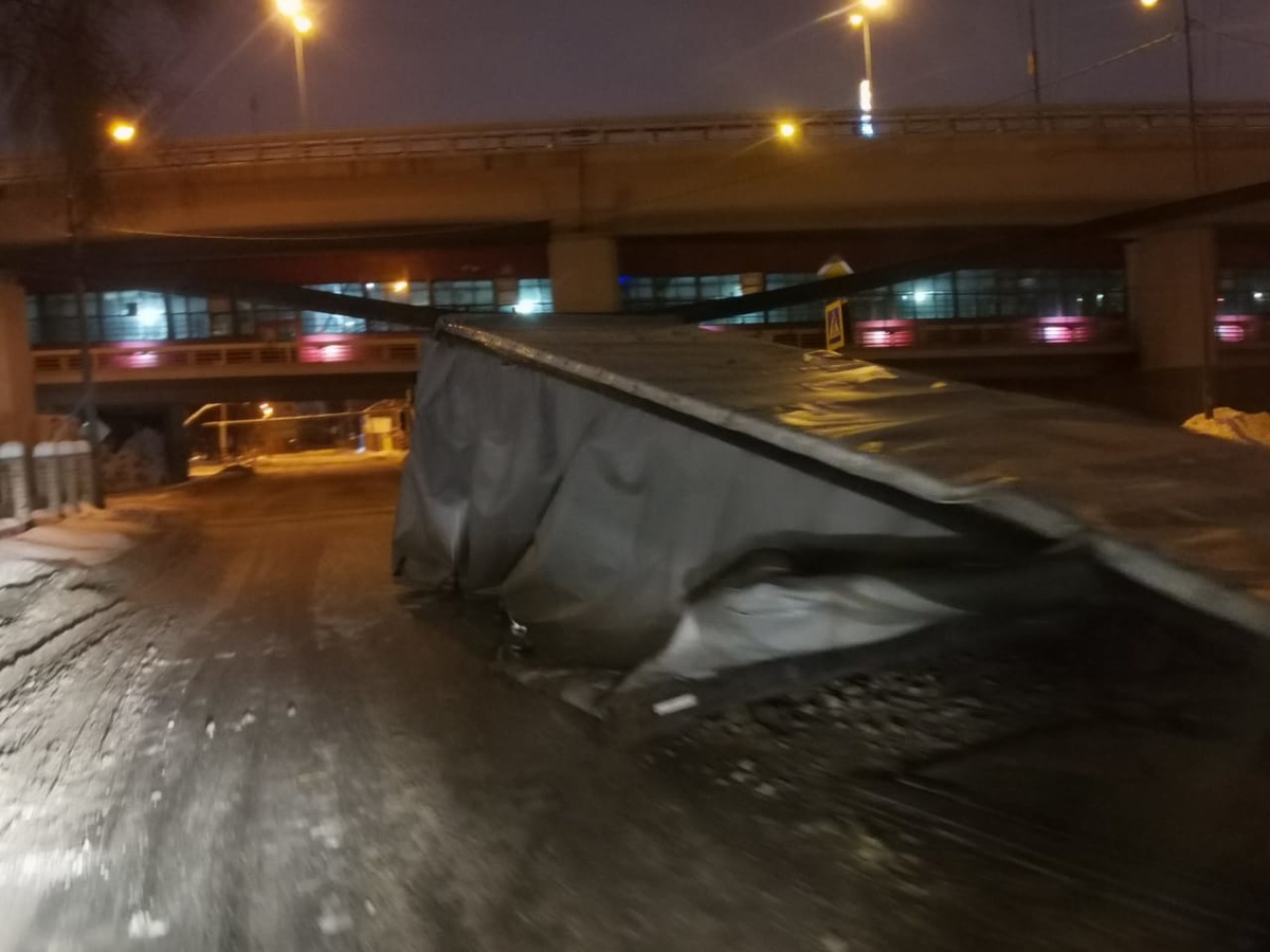 Грузовик лишился кузова под метромостом в Нижнем Новгороде