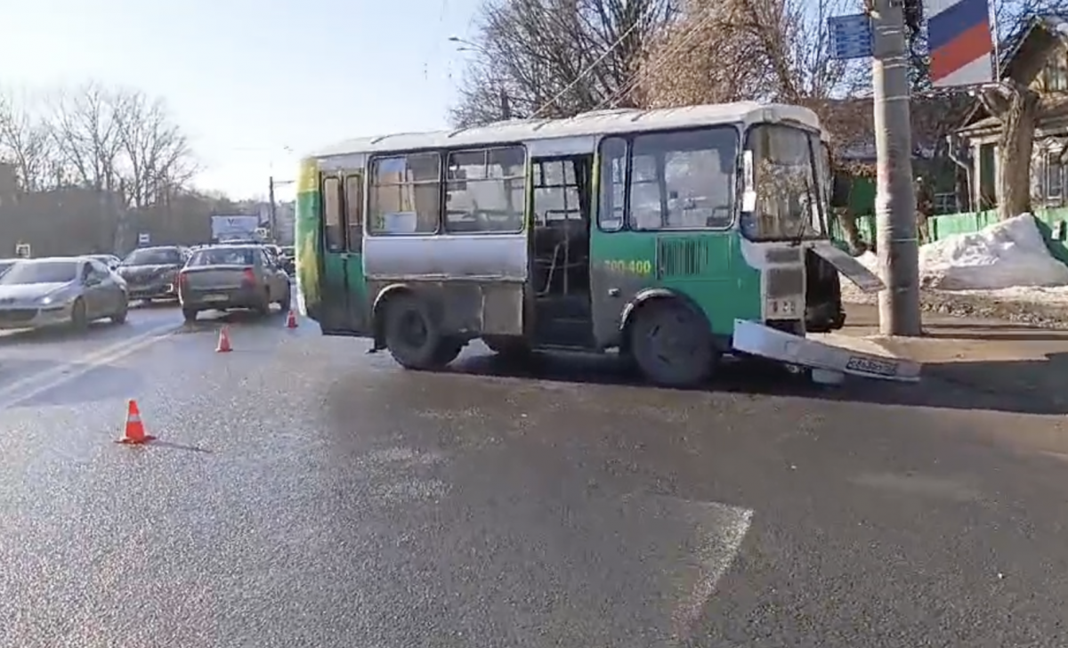 Автобус с пассажирами влетел в столб в Нижнем Новгороде - фото 1